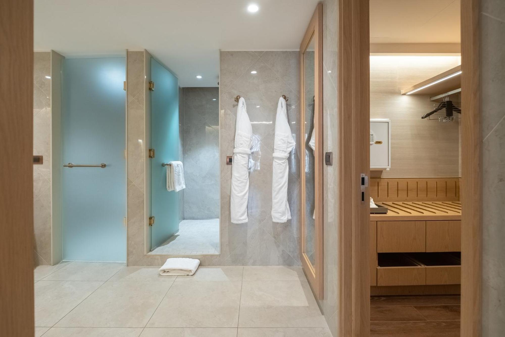 Отель Mandarin Oriental, Сантьяго Экстерьер фото A modern bathroom
