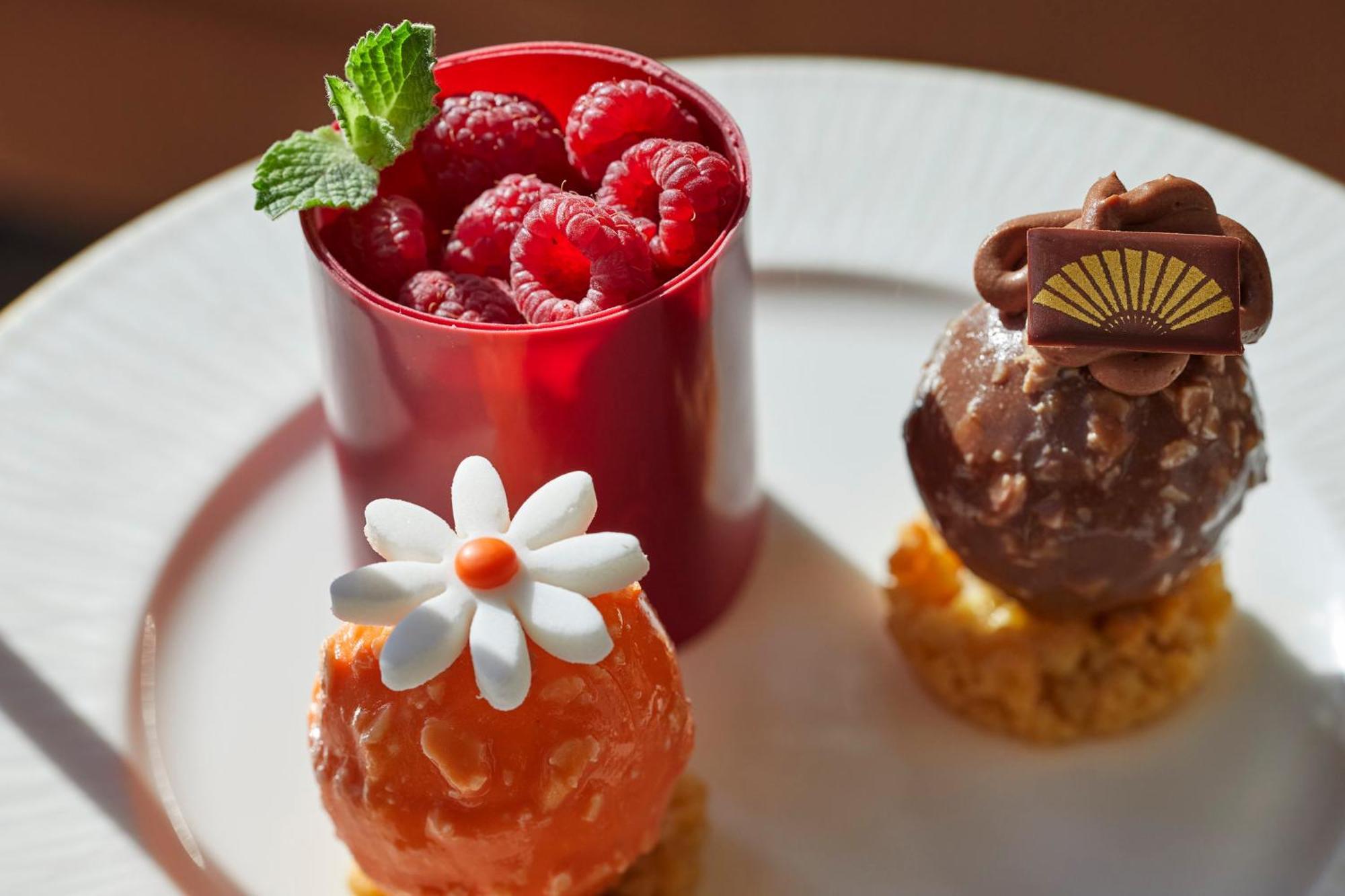Отель Mandarin Oriental, Сантьяго Экстерьер фото A selection of petits fours