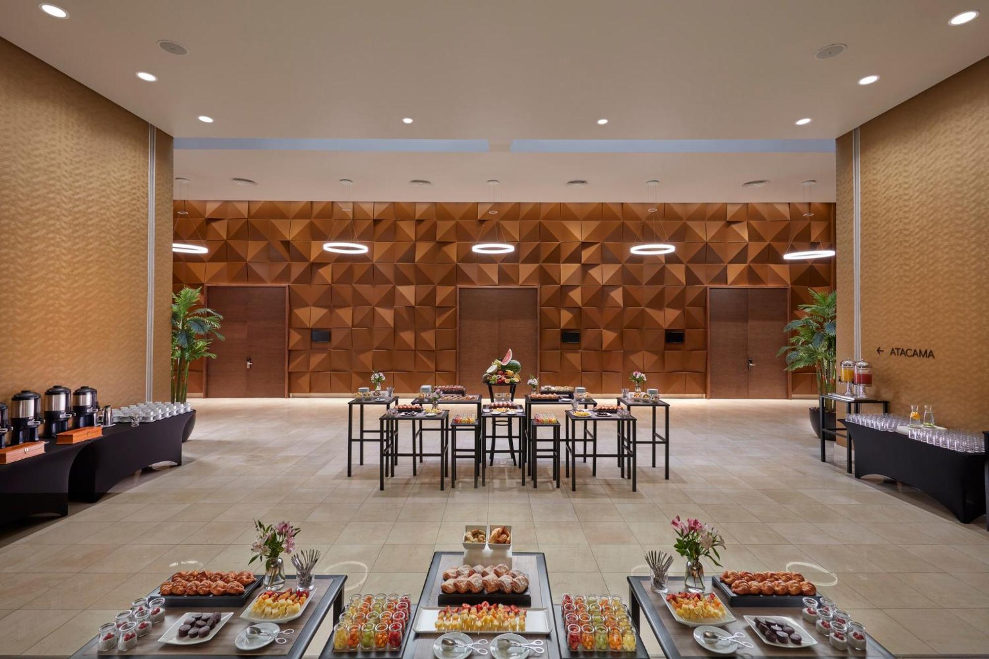 Отель Mandarin Oriental, Сантьяго Экстерьер фото The Atrium