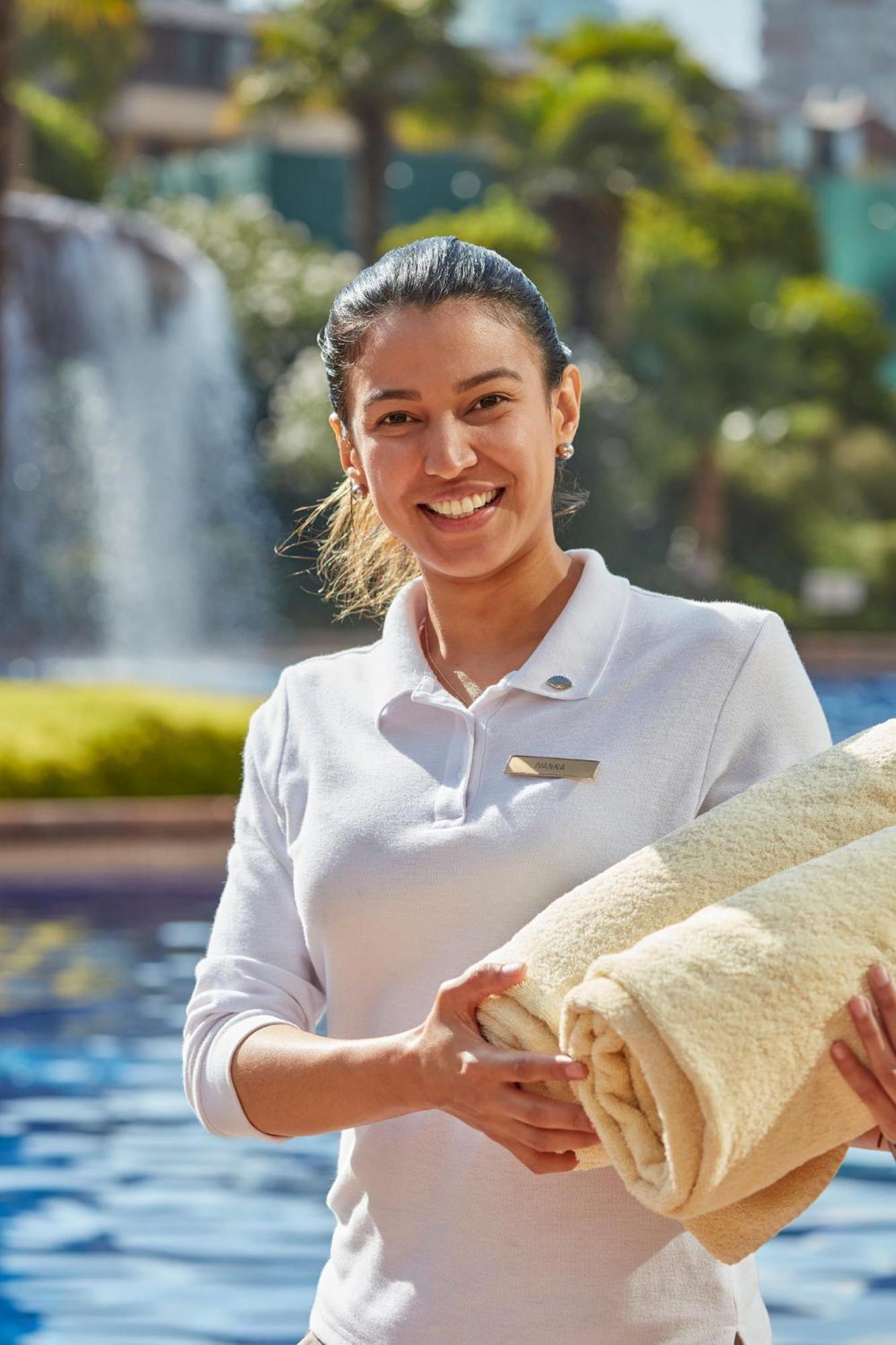 Отель Mandarin Oriental, Сантьяго Экстерьер фото A Disney cast member at Walt Disney World