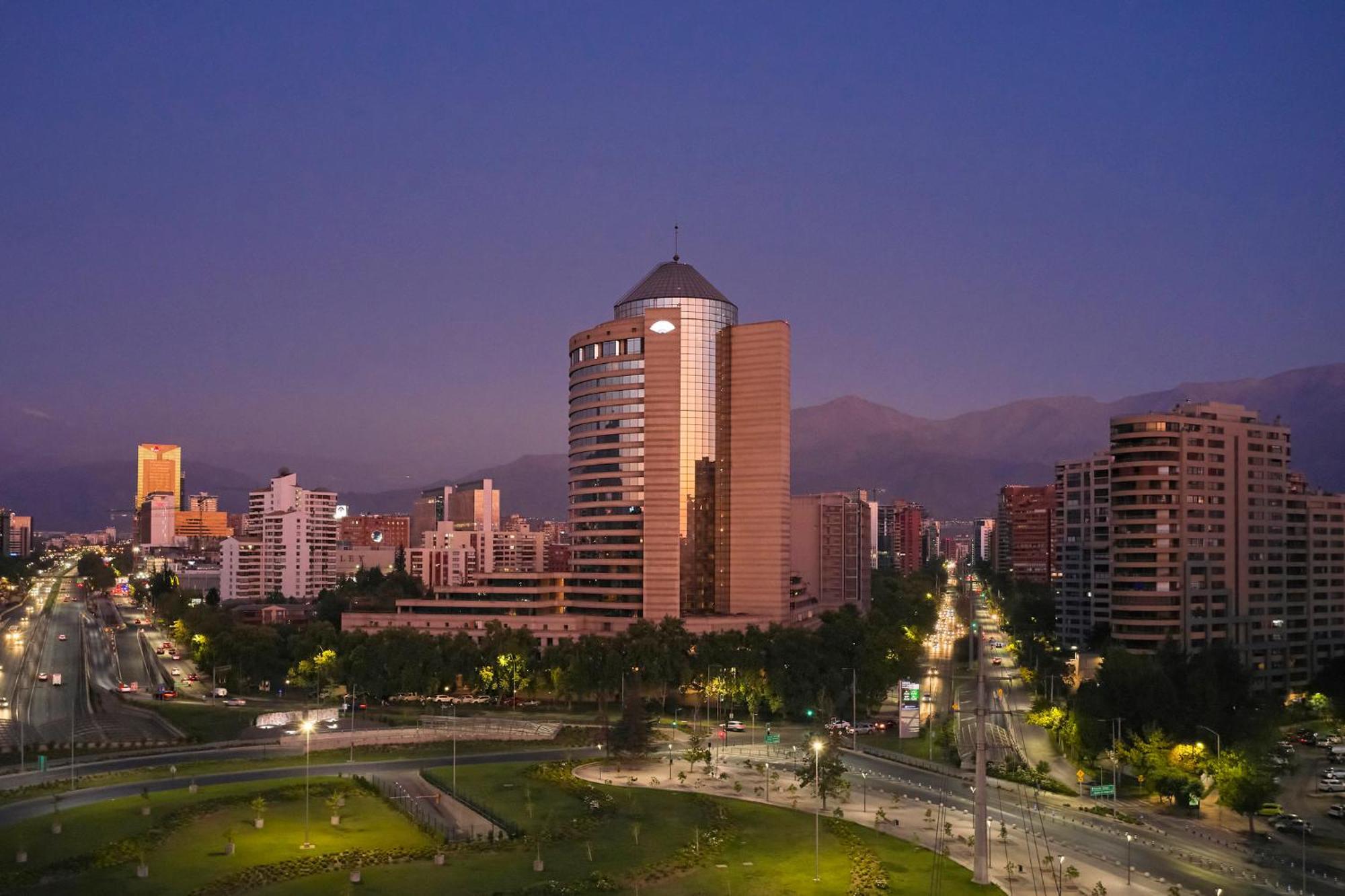 Отель Mandarin Oriental, Сантьяго Экстерьер фото Santiago skyline